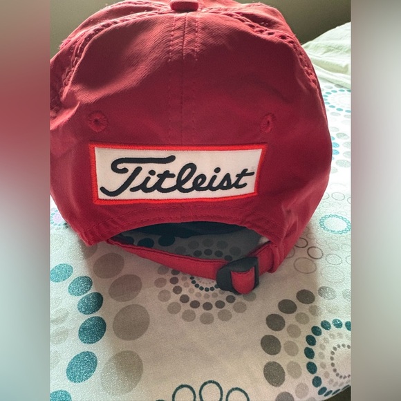 MENS Red Titleist golf
Foot joy
ProV one
Red label
Adjustable Golf cap
Hot Cap - Picture 8 of 8